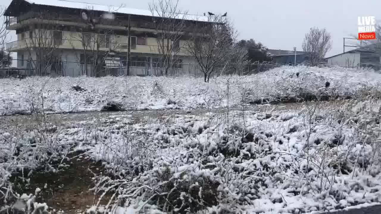 Χιονίζει στους δρόμους της θεσσαλονίκης.