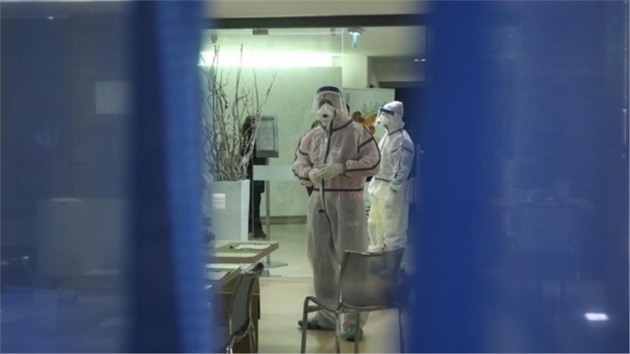 Βρετανία: Ζευγάρι παντρεύτηκε στο θάλαμο ασθενών με κορονοϊό...