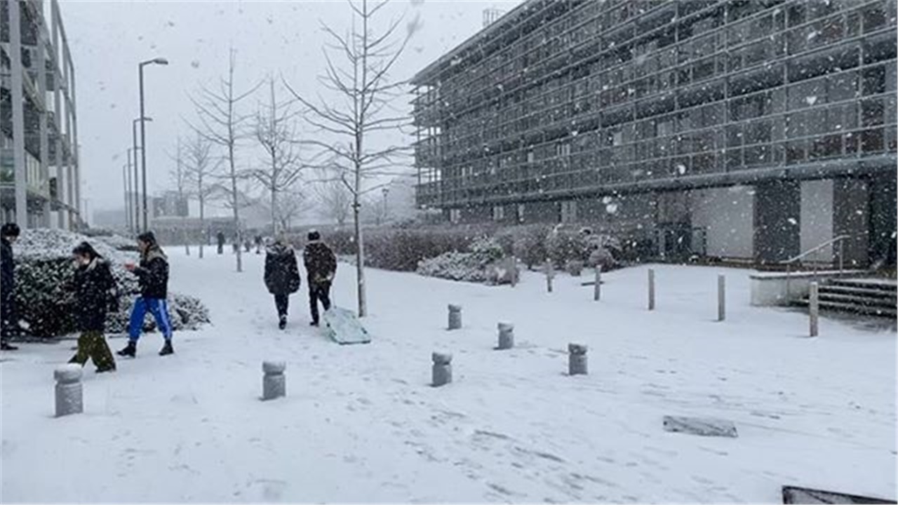 Έντονη χιονόπτωση τώρα στο Λονδίνο  