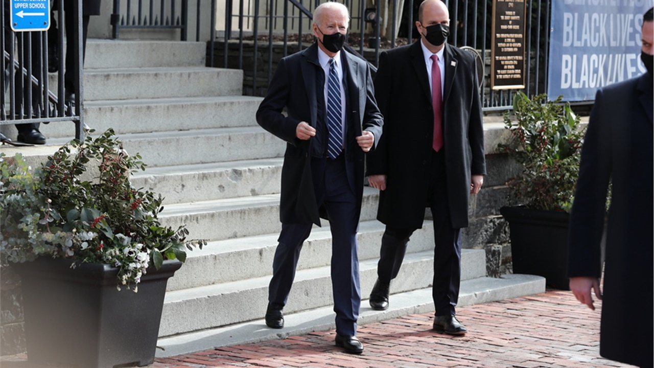 Ο Τζο Μπάιντεν κατήργησε την απαγόρευση κατάταξης διεμφυλικών...