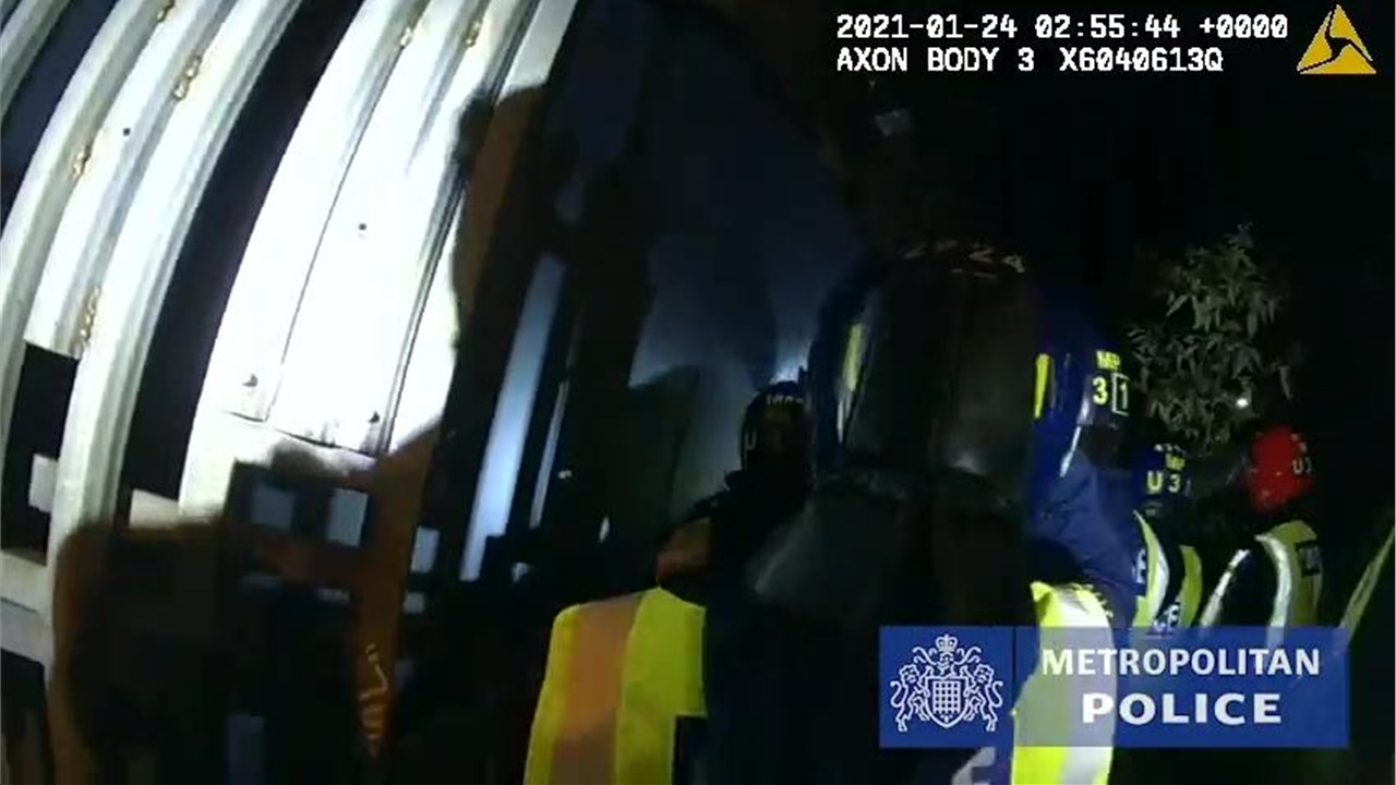 Αυτή είναι η στιγμή που η Μητροπολιτική Αστυνομία του Λονδίνου...