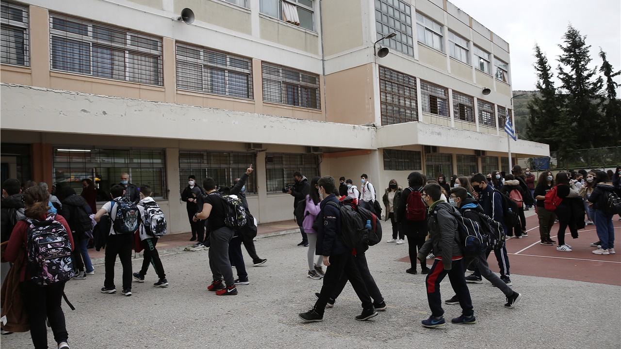 Δια ζώσης τα μαθήματα σε γυμνάσια και λύκεια από σήμερα