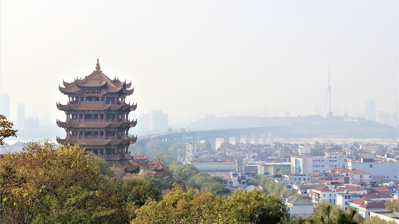 Χιλιάδες Κινέζοι απέτισαν φόρο τιμής στον Λι Γουενλιάνγκ, τον...