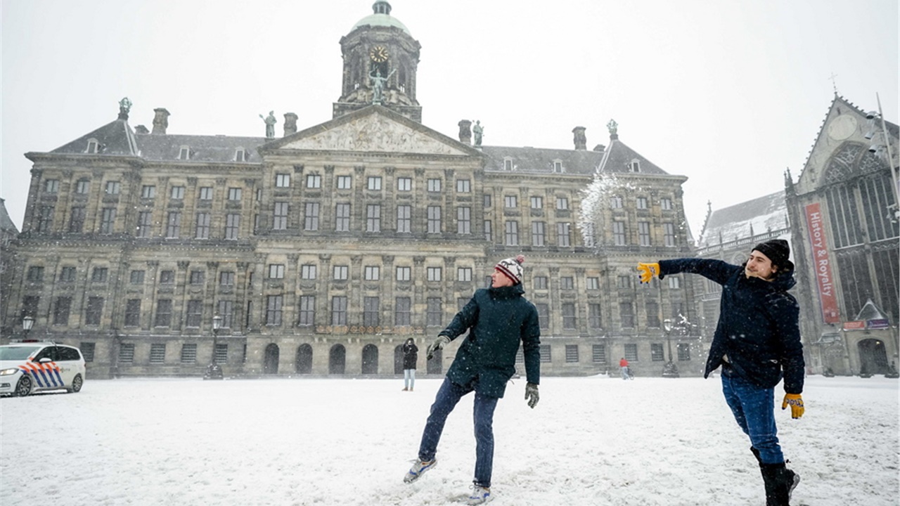 Η χιονοθύελλα Ντάρσι σαρώνει χώρες της Ευρώπης δημιουργώντας...