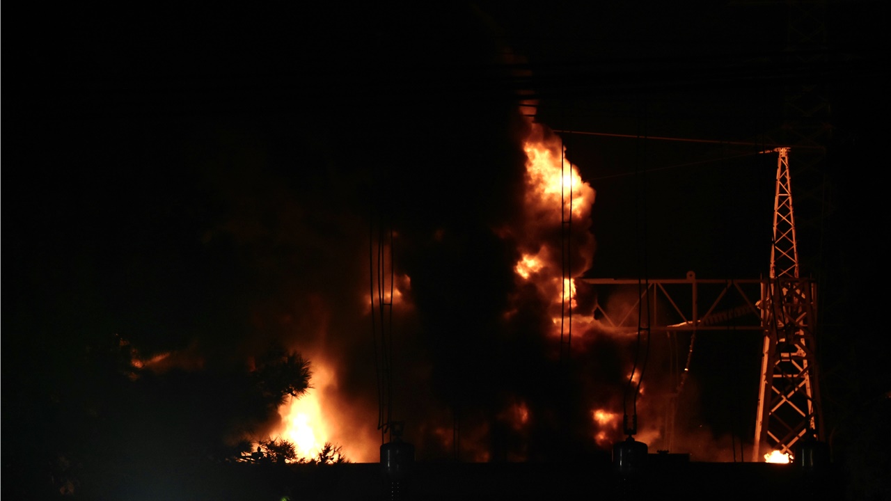 Aπό βραχυκύκλωμα η πυρκαγιά στο Κέντρο Υπερυψηλής Τάσης Ασπροπύργου