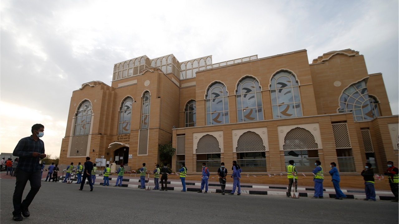 Το Ντουμπάι εμβολιάζει μαζικά τους εργαζόμενους στα μέσα μαζικής...