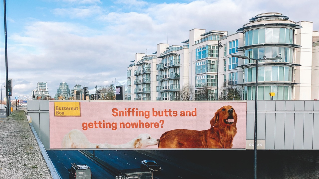 Από παρατημένος μέσα σε σακί, γιγαντοαφίσα στο Λονδίνο. Η παραμυθένια...