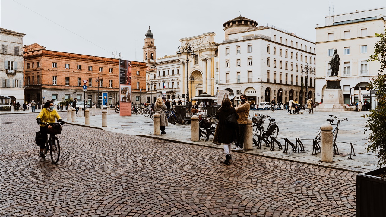 Παρά τη μείωση των κρουσμάτων, η Ευρώπη παραμένει ευάλωτη, υπογραμμίζει...