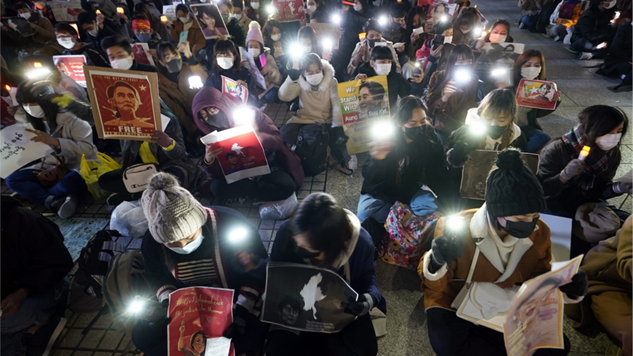 Μιανμάρ: Εκατοντάδες χιλιάδες διαδηλωτές στους δρόμους παρά τις...