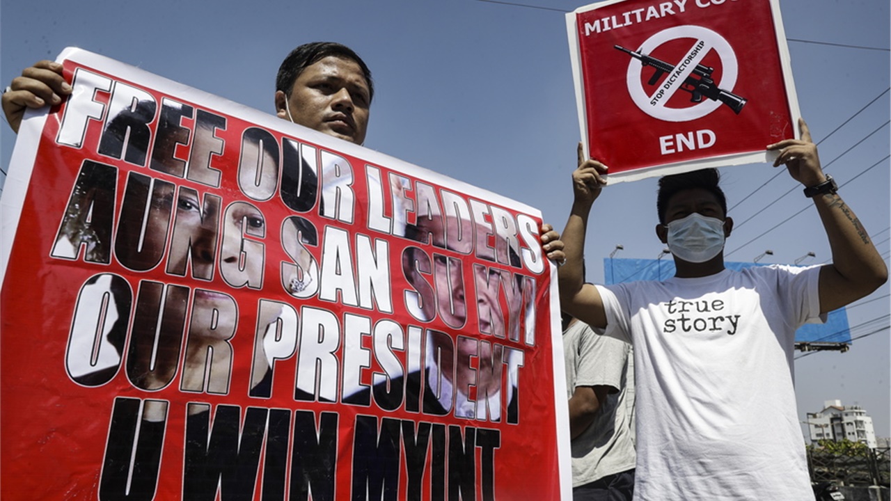 Μιανμάρ: Αυξάνεται η πίεση στη χούντα, με τις μαζικές διαδηλώσεις...