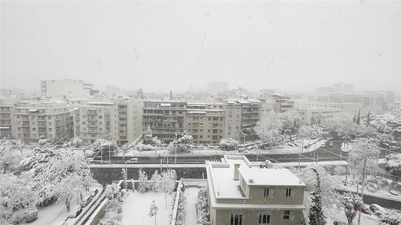 Συνεχίζεται η χιονόπτωση στην Αττική - Εικόνα από τον Πύργο Αθηνών...
