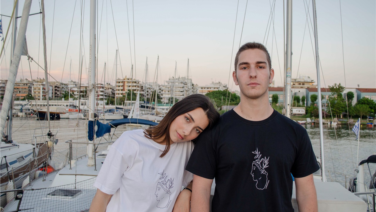 Τα δύο αδέρφια που ντύνουν νέους στην Ευρώπη με ρούχα που παραπέμπουν...