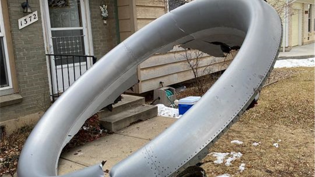 ΗΠΑ: Συντρίμμια από κινητήρα αεροσκάφους Boeing 777 έπεσαν σε...