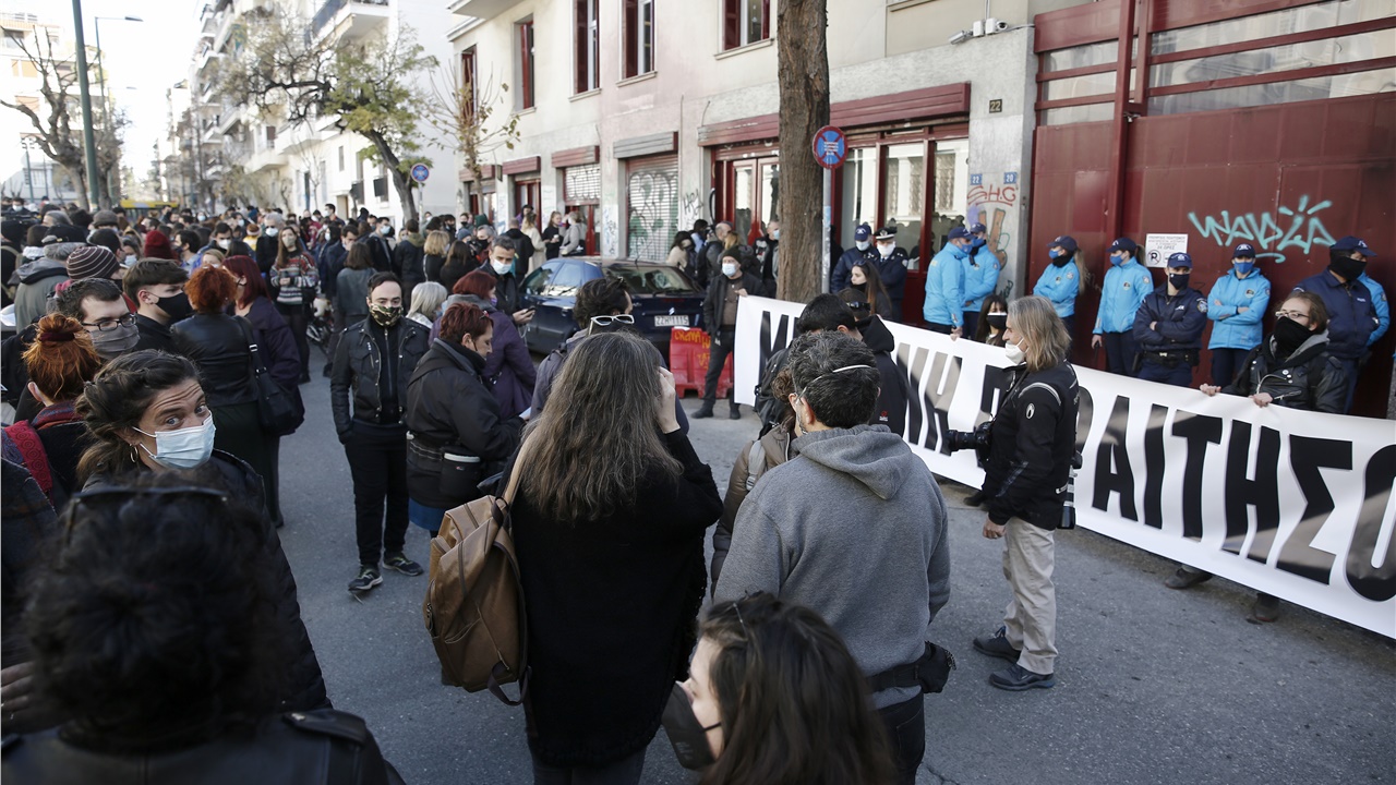 Συγκέντρωση καλλιτεχνών έξω από το υπουργείο Πολιτισμού