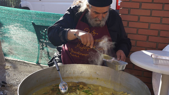 Ο Γέροντας Επιφάνιος  ο Μυλοποταμινός, μαγειρεύει για το φιλόπτωχο...