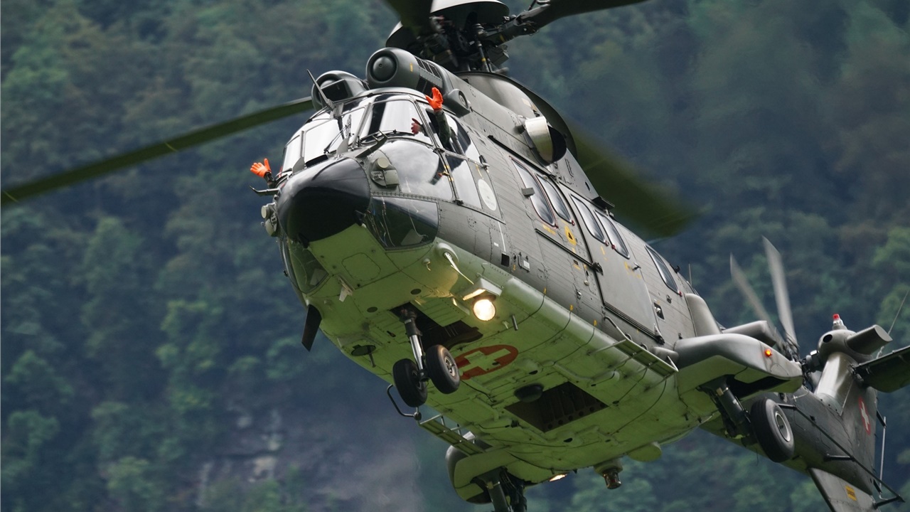 Με την συνδρομή ελικοπτέρου super puma συνεχίζεται η επιχείρηση...