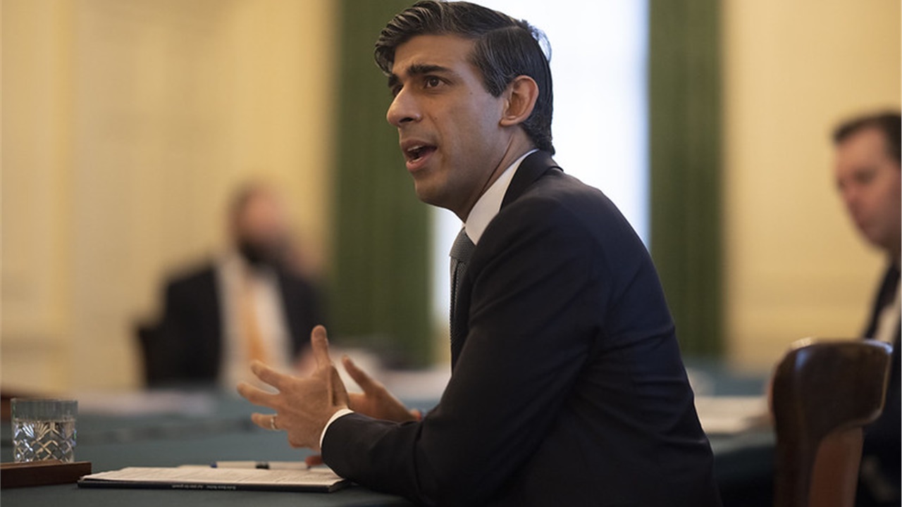 Βρετανία: Η οικονομία θα ανακτήσει το μέγεθος που είχε πριν από...