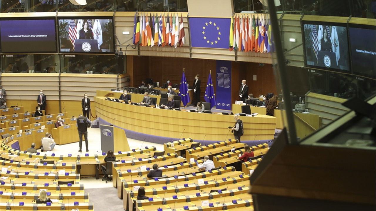 Το όνομα του Μανώλη Γλέζου πήρε αίθουσα του Ευρωπαϊκού Κοινοβουλίου