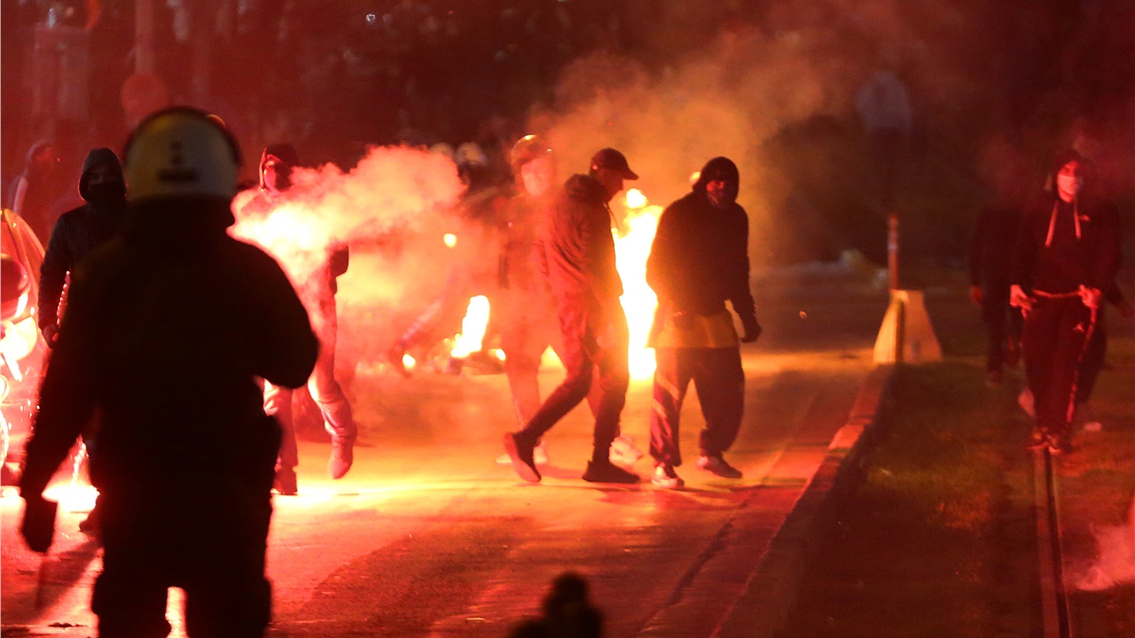 Νέα Σμύρνη: Πέντε τραυματίες αστυνομικοί - 16 συλλήψεις και 11...
