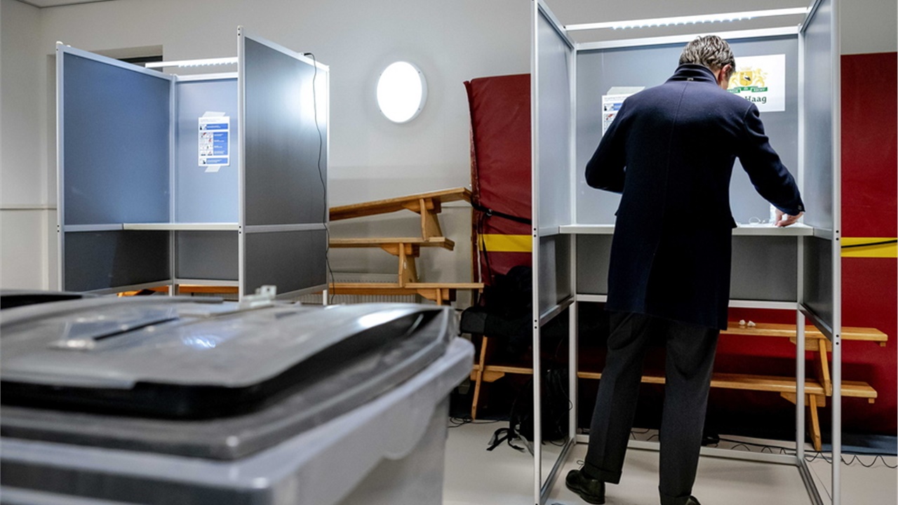 Οι κανόνες είναι κανόνες: Οι υπεύθυνοι εκλογικού κέντρου στην...