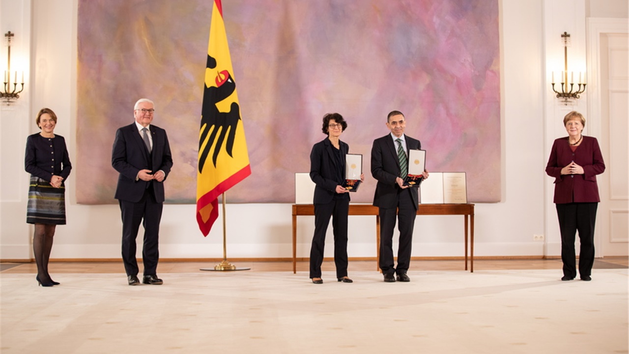Γερμανία: Με τον Mεγαλόσταυρo του Τάγματος της Αξίας τιμήθηκαν...