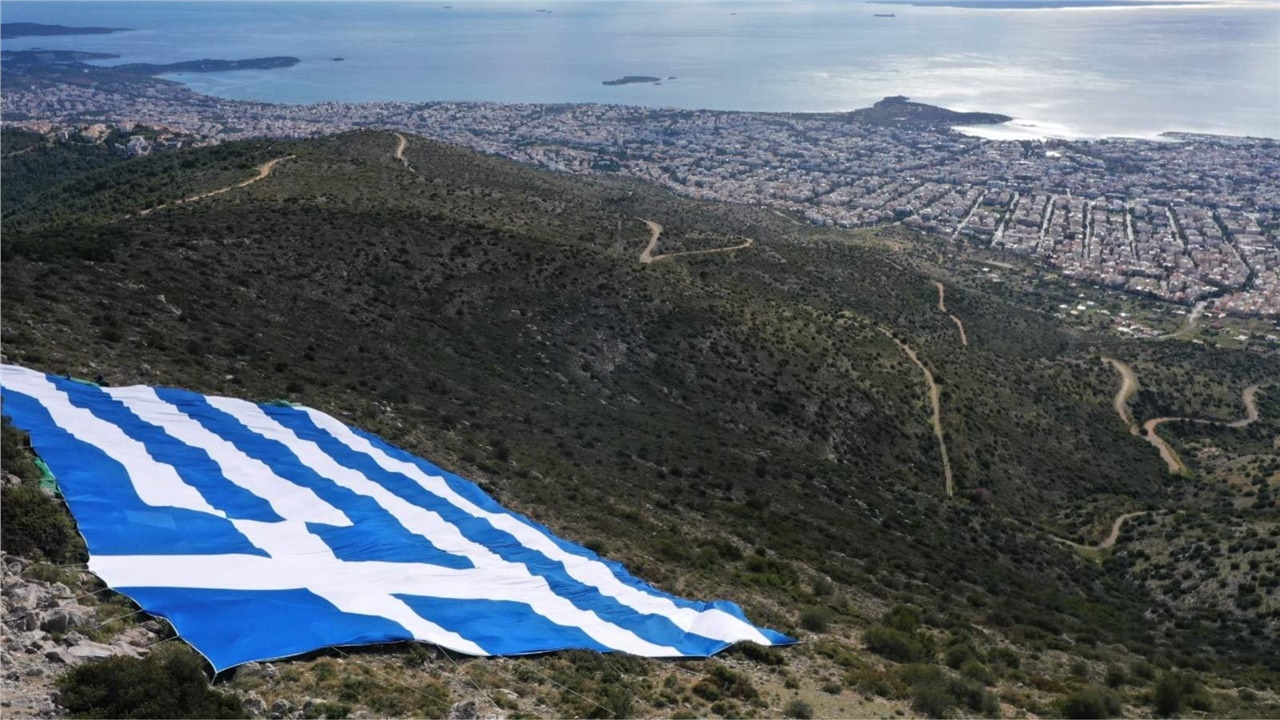 Σημαία 4.000 τ.μ. τοποθέτησε στον Υμηττό ο Δήμος Γλυφάδας