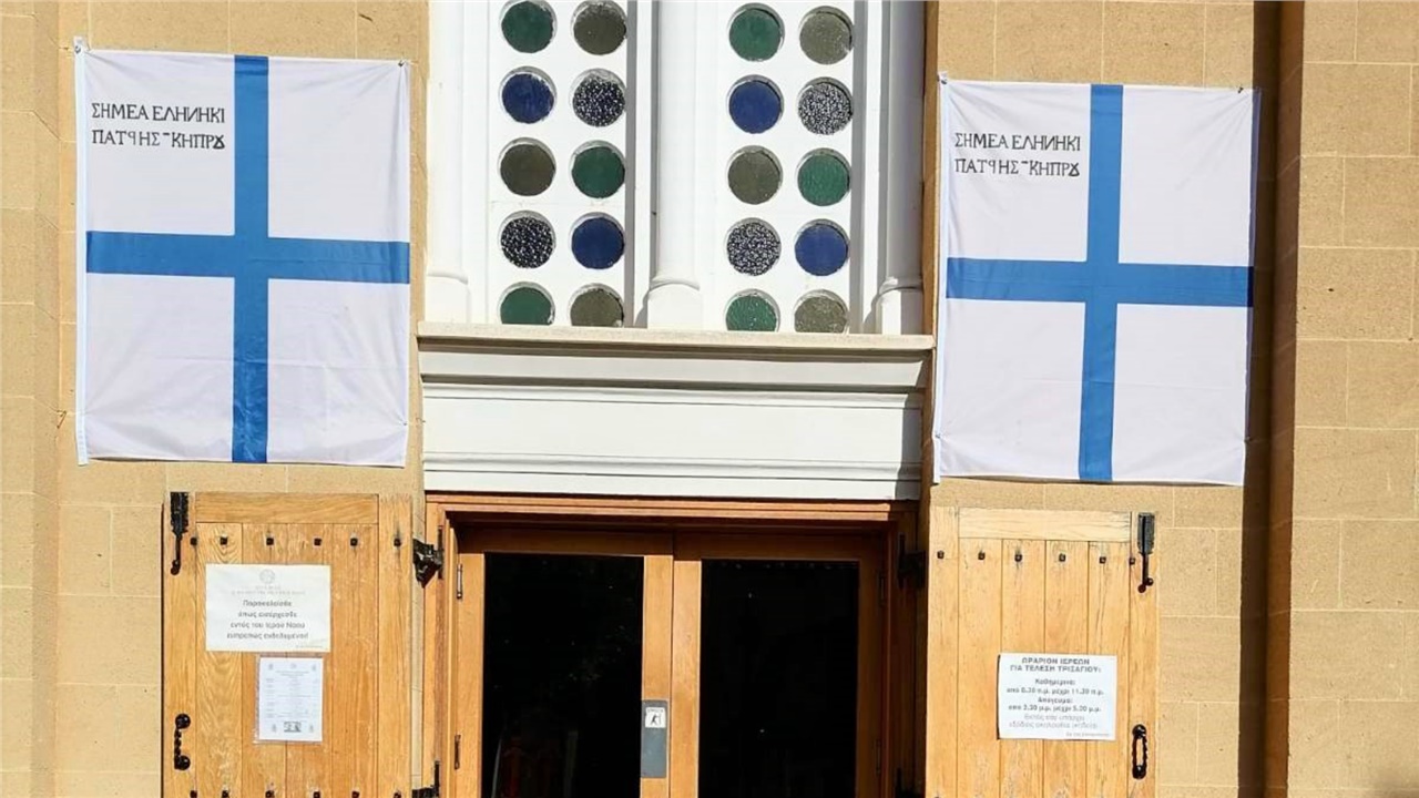 Κύπρος: Στους ναούς των ελεύθερων περιοχών η σημαία των Κυπρίων...