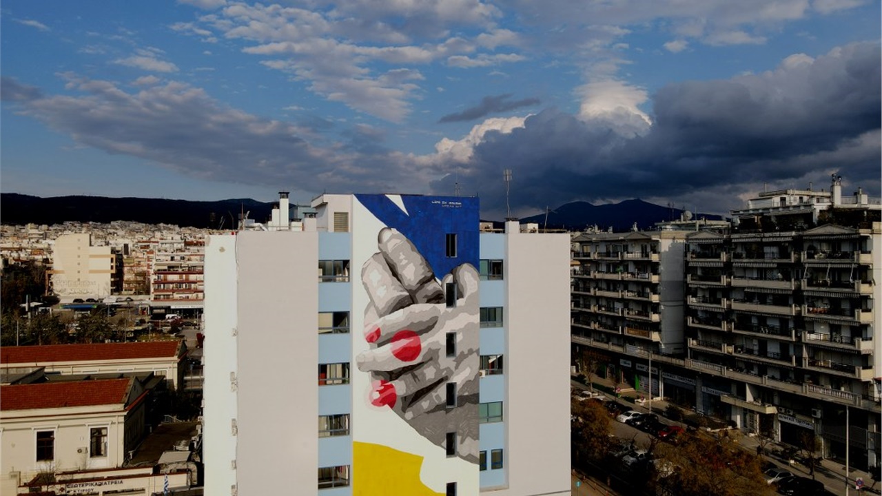 Θεσσαλονίκη: Μια νέα εντυπωσιακή τοιχογραφία κοσμεί το μπλε κτίριο...