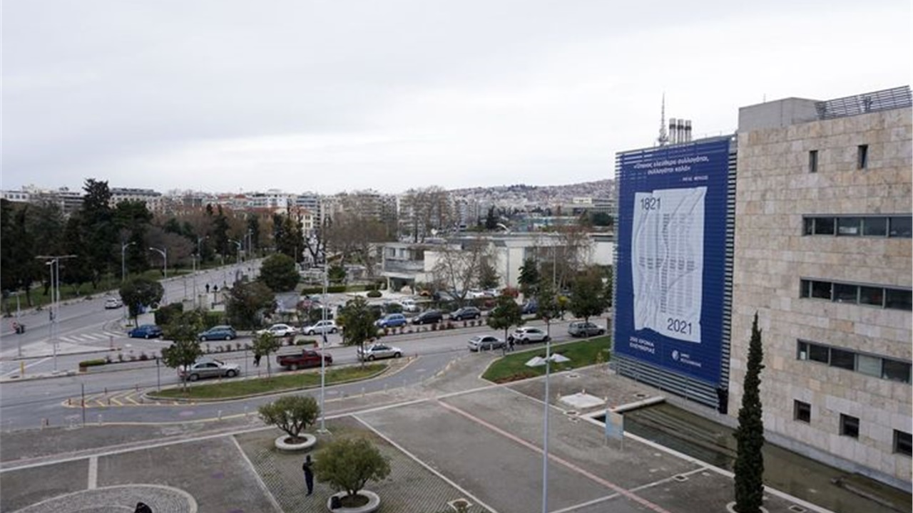 Ένα τεράστιο πανό με αναφορά στα 200 χρόνια από την Ελληνική...