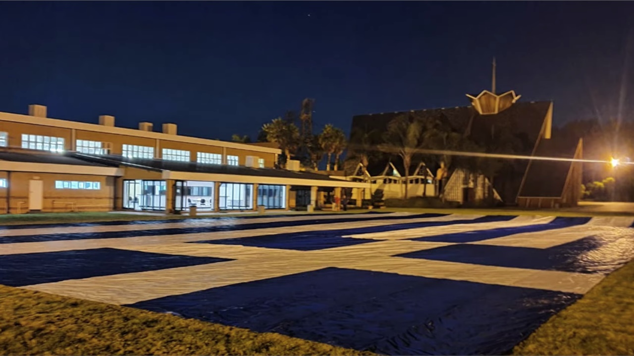 Γιγάντια ελληνική σημαία 1.600 τ.μ. από τους Έλληνες της Ν. Αφρικής...