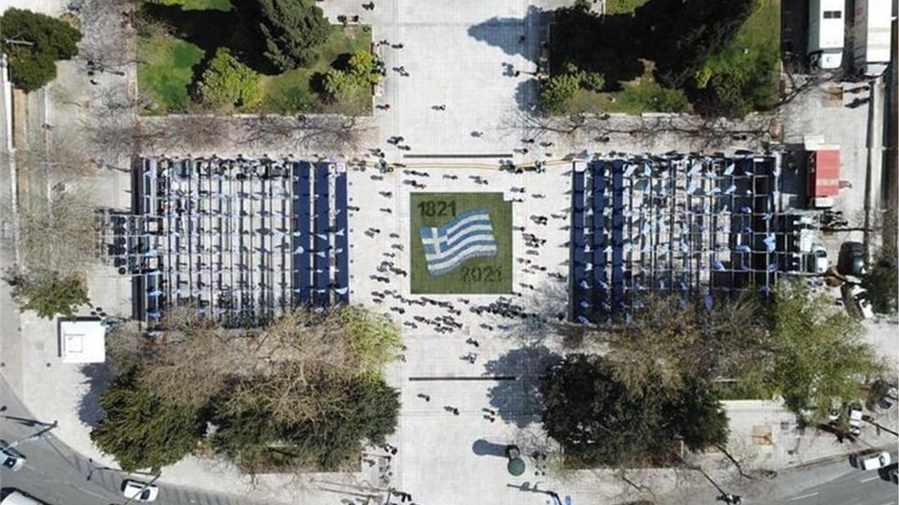 Στα γαλανόλευκα η Αθήνα για να τιμήσει την επέτειο των 200 χρόνων...