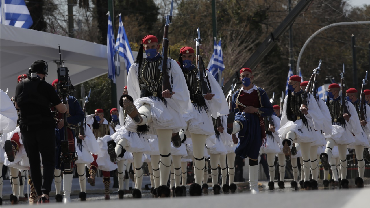 Με μια μεγαλειώδη στρατιωτική παρέλαση η Ελλάδα τίμησε τα 200...