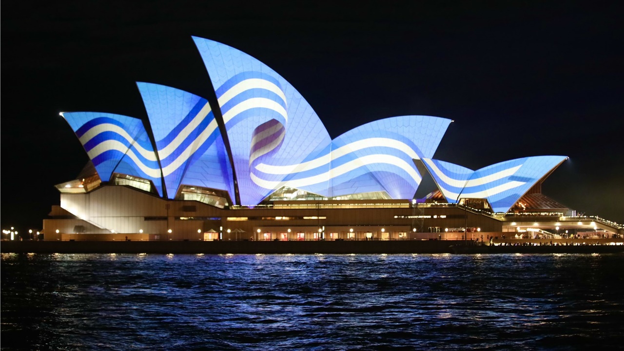 Στα γαλανόλευκα «ντύθηκε» η Όπερα του Σίδνεϋ