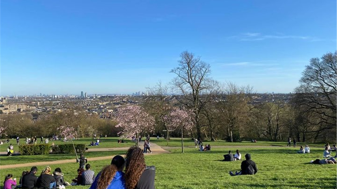 Στα πάρκα ξεχύθηκαν οι Λονδρέζοι σήμερα λόγω των υψηλών θερμοκρασιών,...