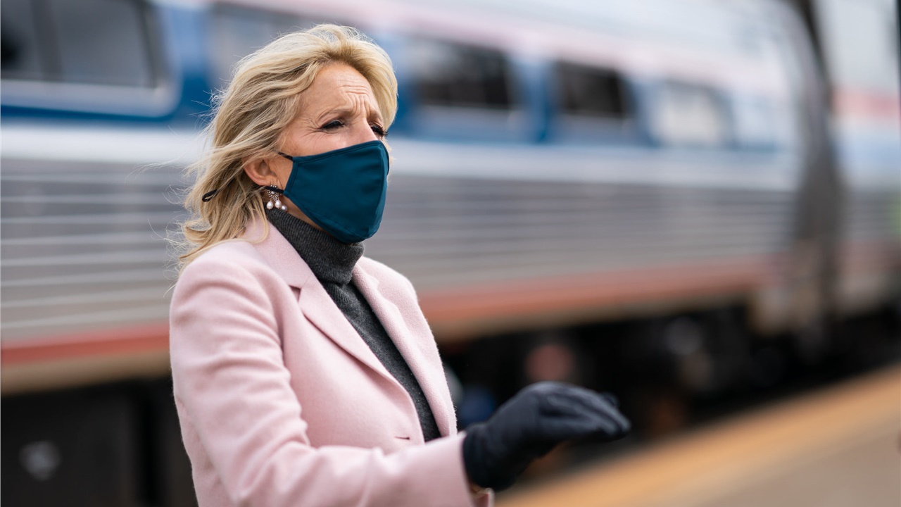 Η Τζιλ Μπάιντεν σερβίρει παγωτά μεταμφιεσμένη σε αεροσυνοδό για...