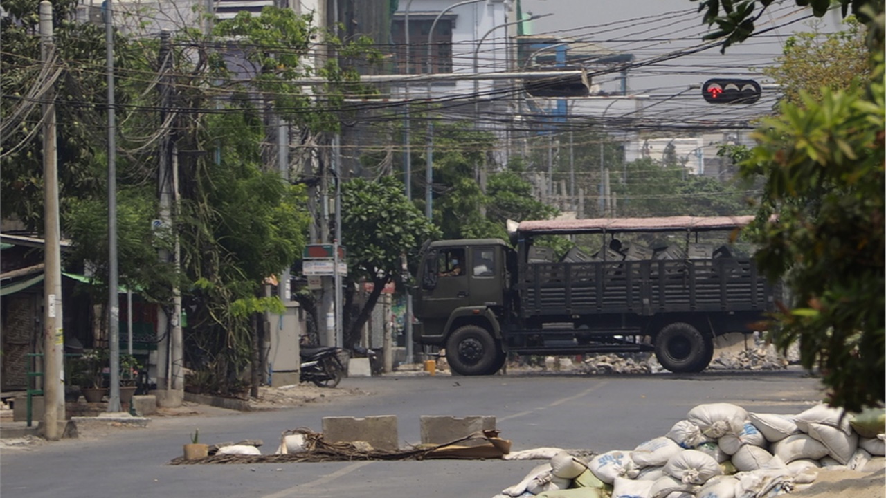 Μιανμάρ: Πάνω από 12.000 πολίτες εκτοπίστηκαν εξαιτίας αεροπορικών...