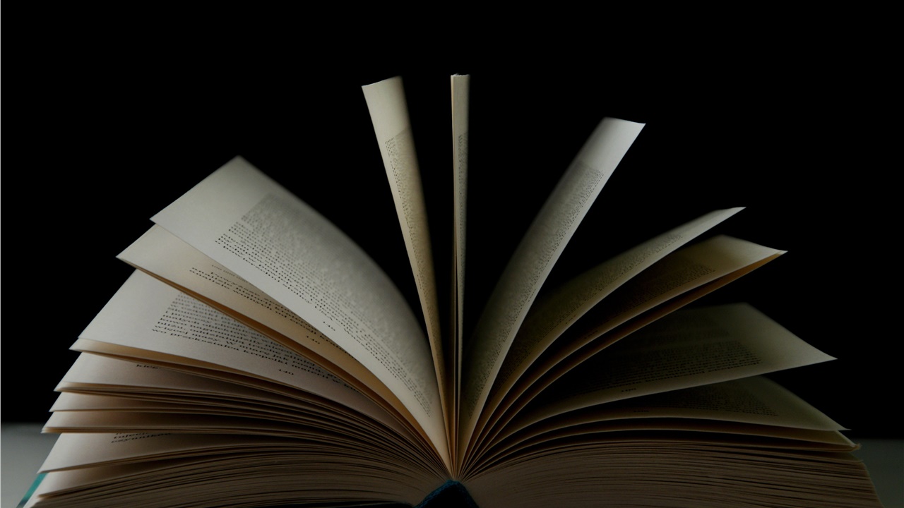 BookTok: Η τάση στο TikTok που στέλνει παλιά βιβλία στη λίστα...