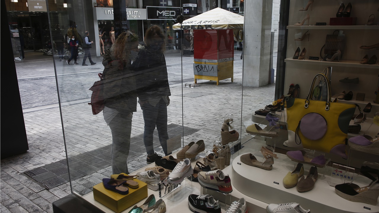 Ανεβάζουν ρολά τα καταστήματα - Πώς θα γίνονται οι αγορές