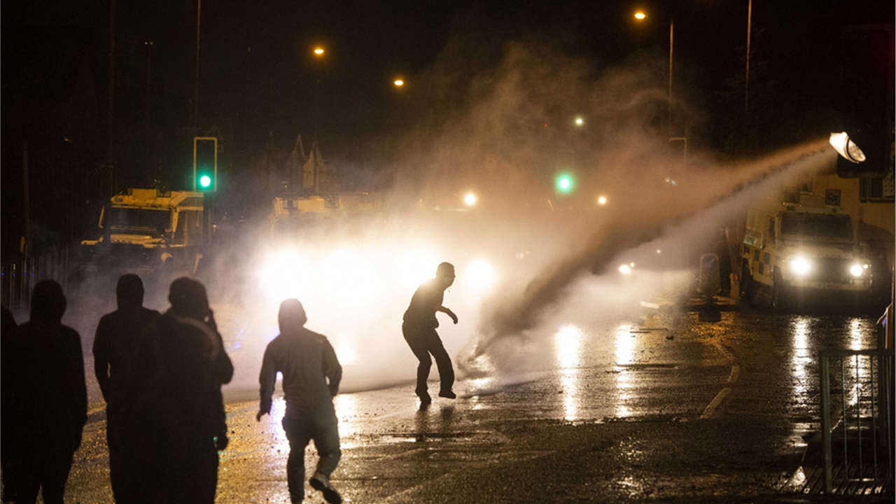 Νέες ταραχές στη Βόρεια Ιρλανδία παρά τις εκκλήσεις για ηρεμία...