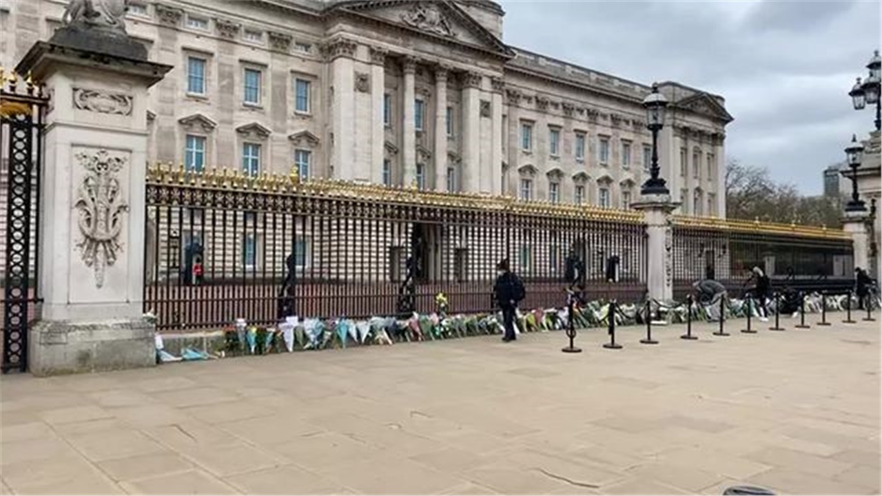 Ζωντανή εικόνα έξω από το παλάτι του Μπάκιγχαμ - Πλήθος κόσμου...