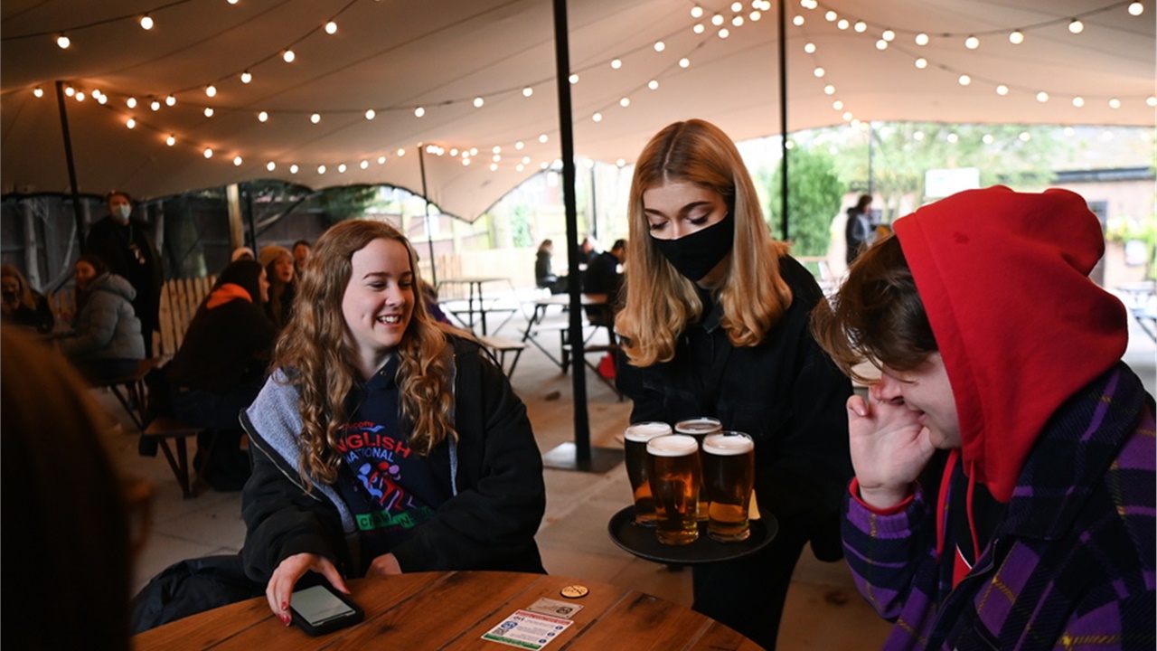 Τα καταστήματα στην Αγγλία και οι κήποι των παμπ ανοίγουν σήμερα,...