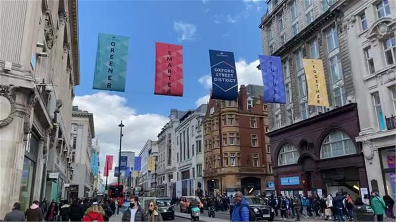 Ζωντανά από το Λονδίνο - Πλήθος κόσμου στους δρόμους και τα καταστήματα...