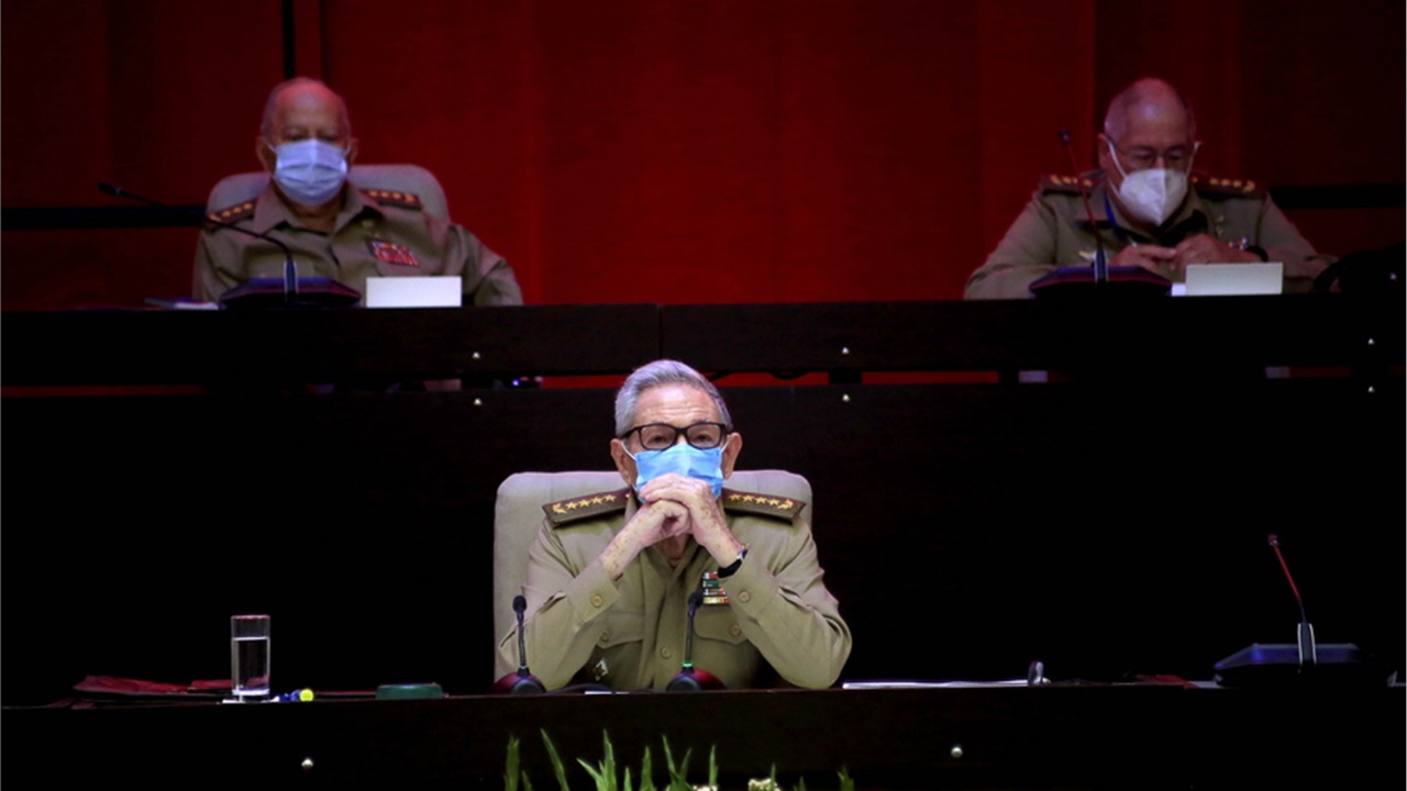 Κούβα: Ο Ραούλ Κάστρο παραδίδει την ηγεσία του Κόμματος στη «νέα...