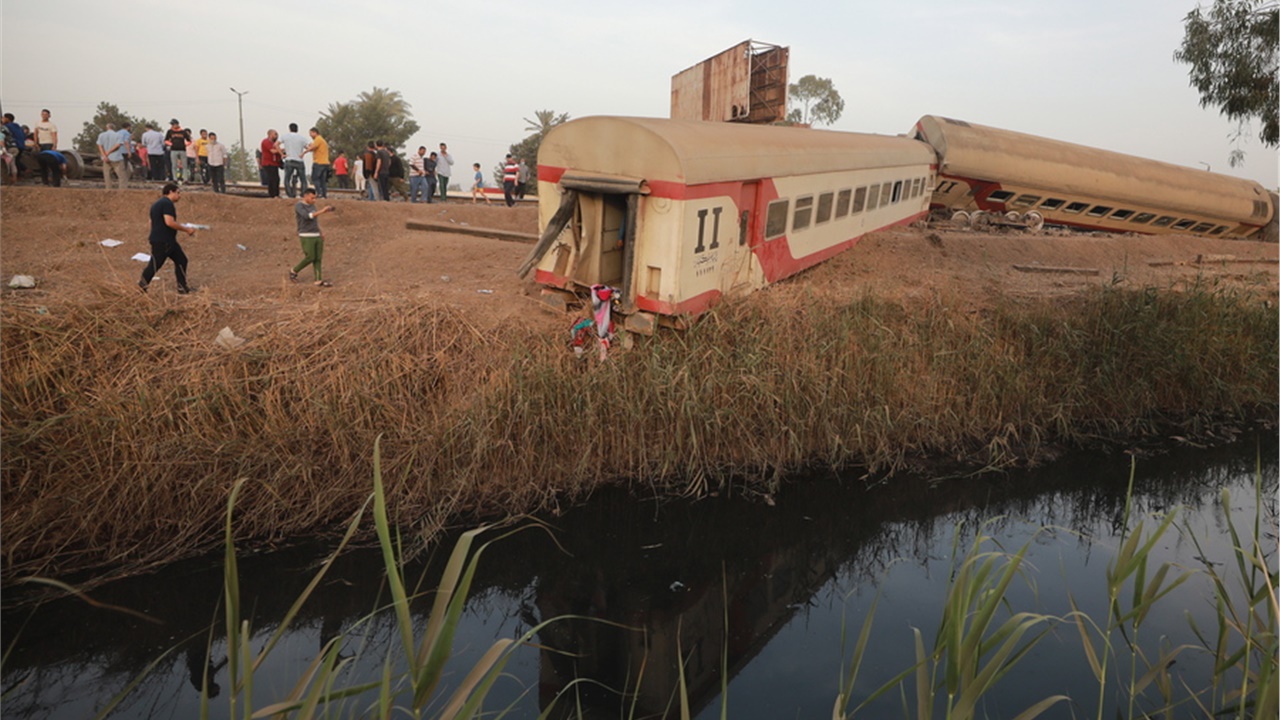 Εκτροχιασμός τρένου στο Κάιρο - Τουλάχιστον 11 νεκροί