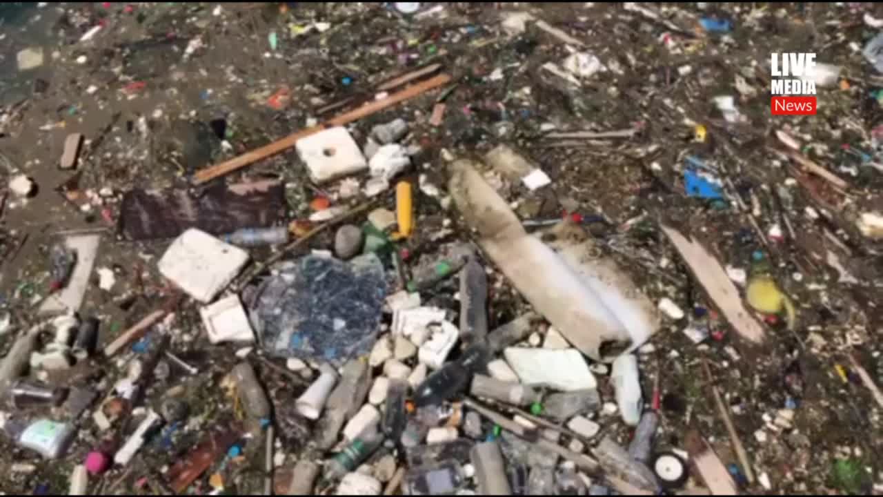 Απέραντο σκουπιδαριό στην Εσπλανάδα του Φαλήρου δίπλα στα πολυτελή...