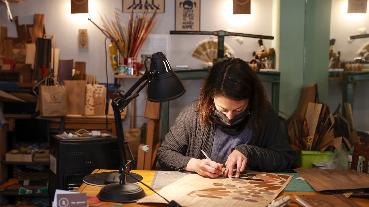 Θεσσαλονίκη: Αναβιώνοντας κομμάτι κομμάτι την τέχνη της μαρκετερί σε ένα από τα λίγα εργαστήρια στην Ελλάδα