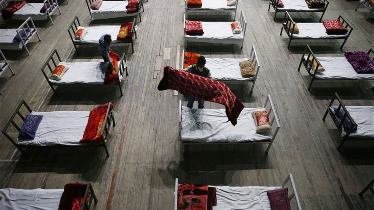 Ο Ηλίας Μόσιαλος για τις εξελίξεις στην Ινδία και τι γνωρίζουμε για τη νέα ινδική παραλλαγή του κορονοϊού