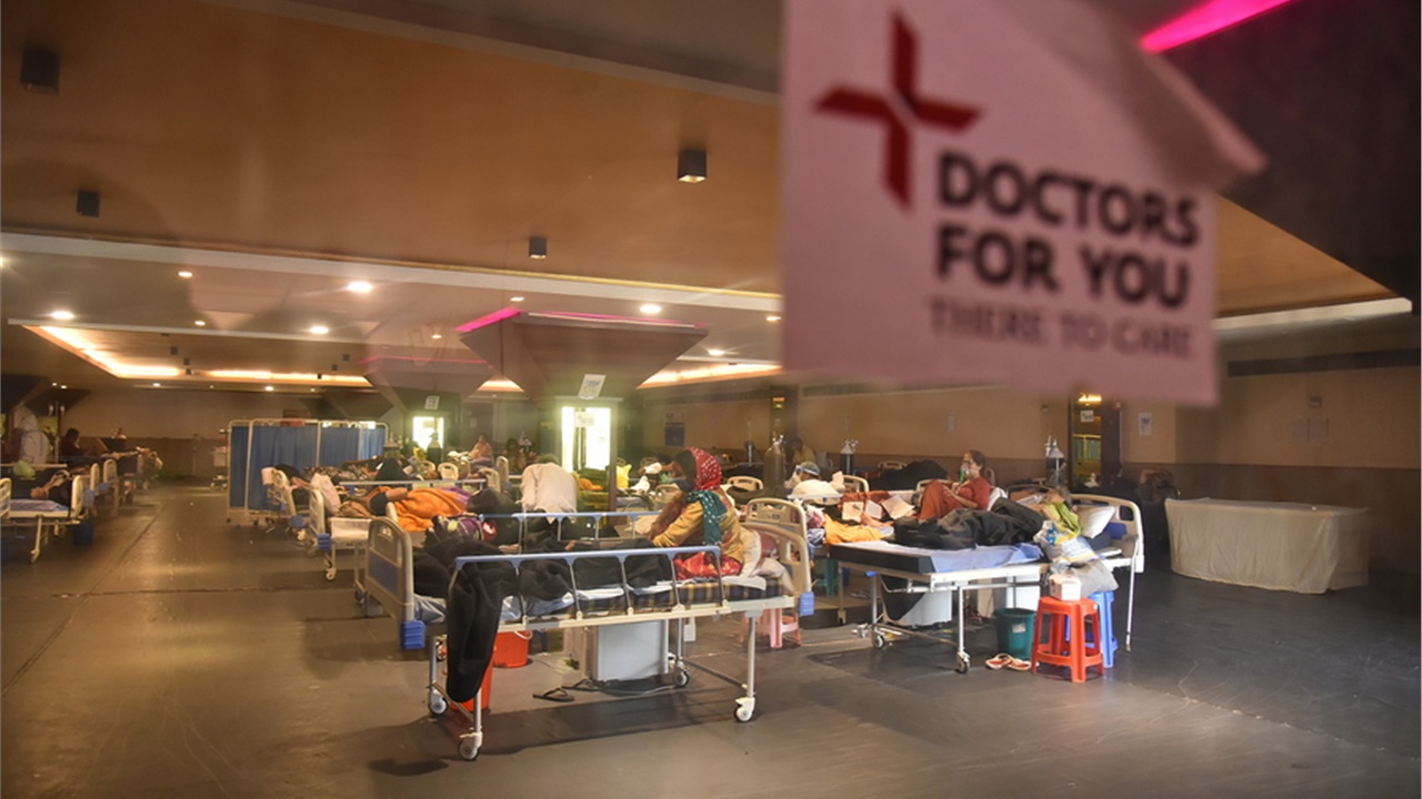 Βαθαίνει η υγειονομική κρίση στην Ινδία