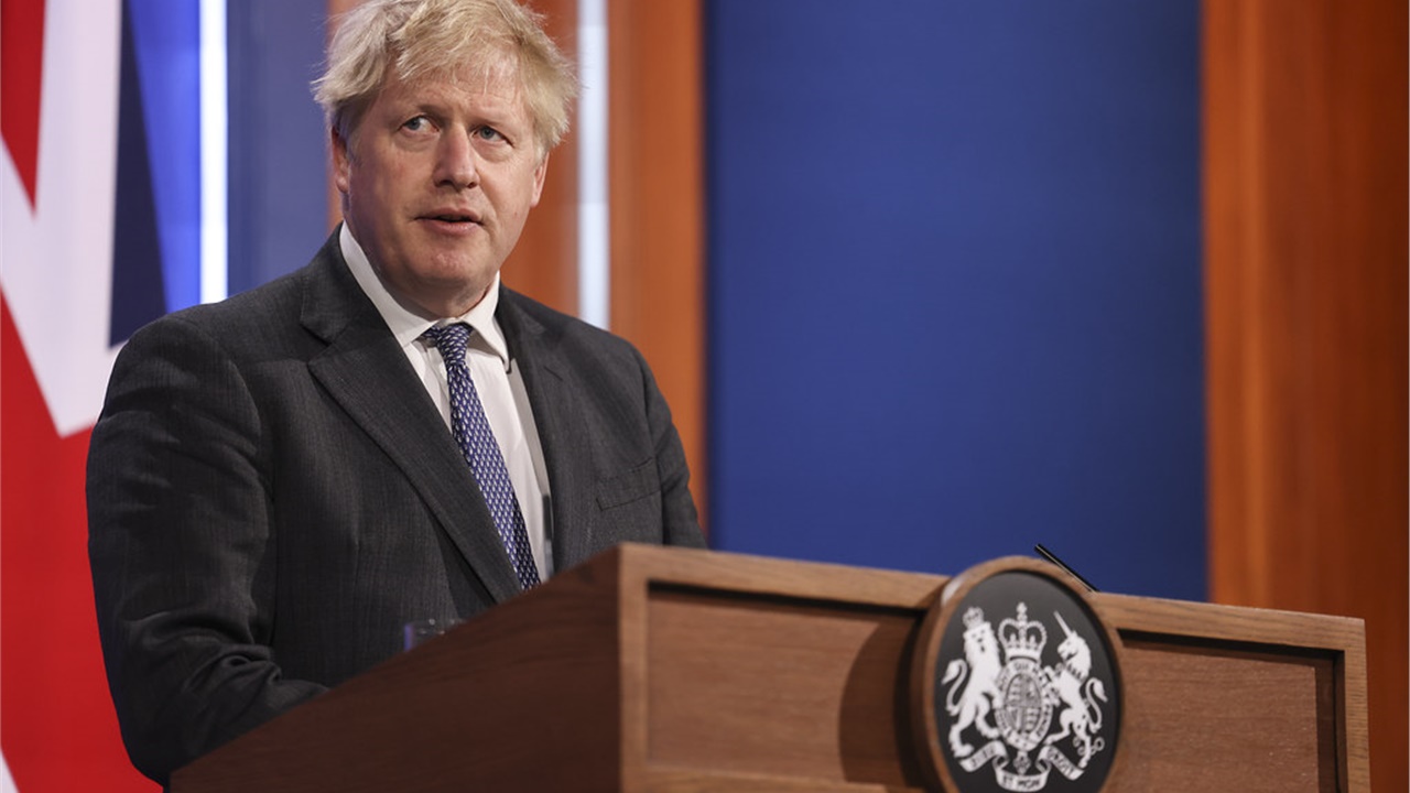 Ο Μπόρις Τζόνσον αρνείται ότι είπε 'αφήστε τα πτώματα να στοιβάζονται...