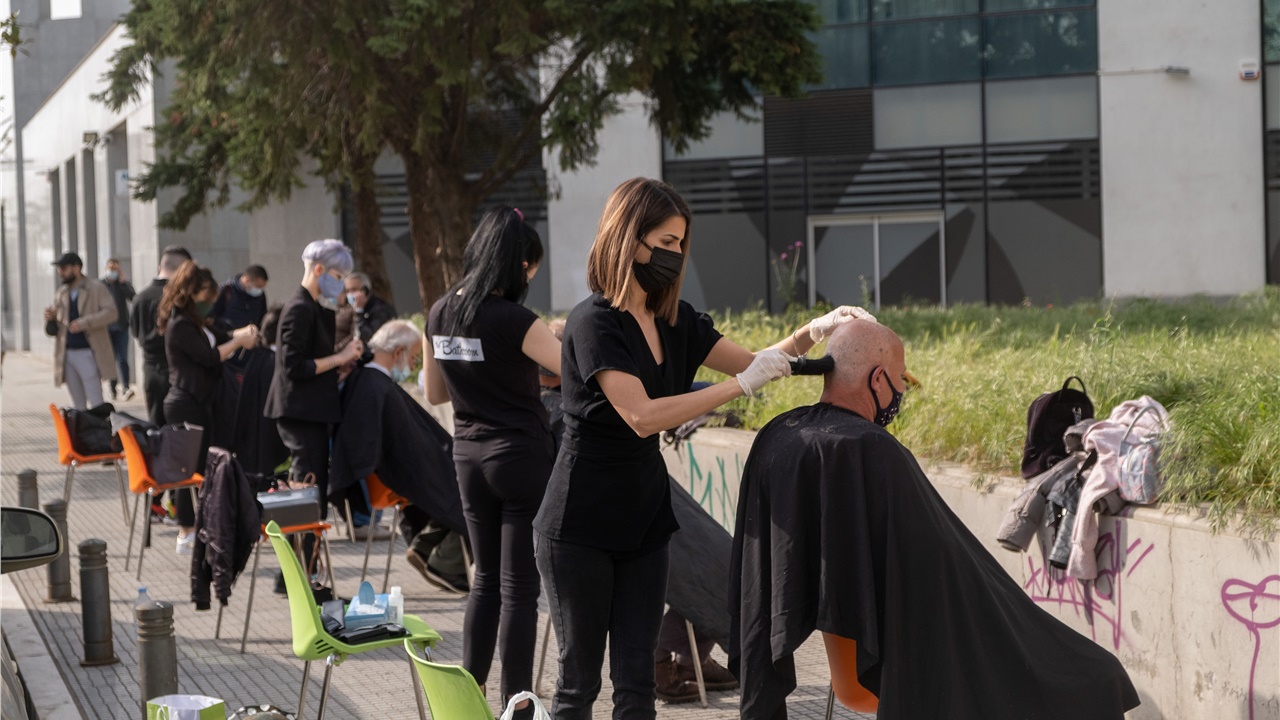 Θεσσαλονίκη: Κομμωτές κούρεψαν άστεγους ενόψει του Πάσχα στον...